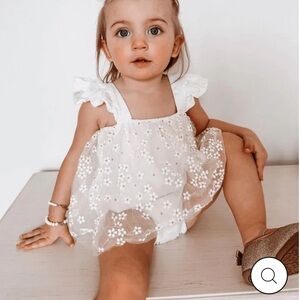 Worn once white flower dress mini 12 months ~. (12-18)